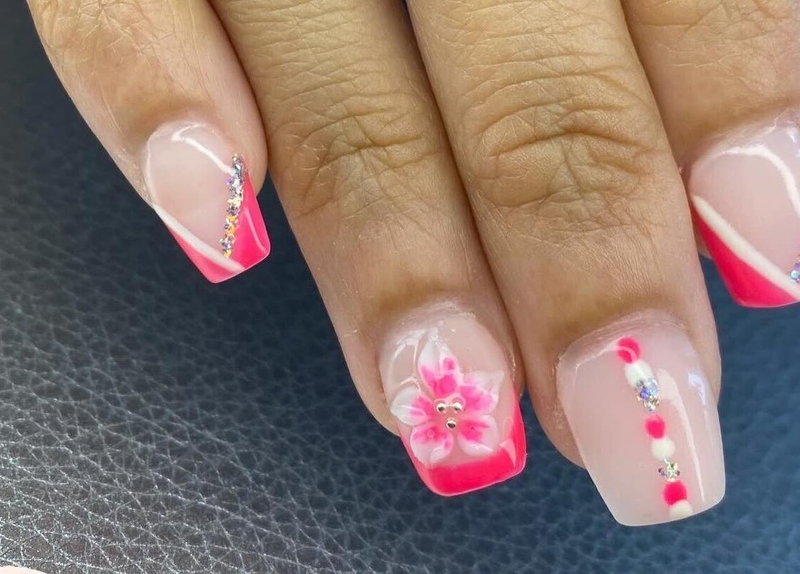 Design floral élégant sur ongles chez AM Nails & Beauty, Saint-philippe, RE.