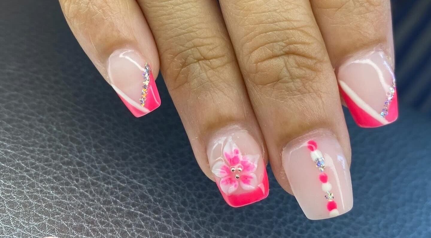 Design floral élégant sur ongles chez AM Nails & Beauty, Saint-philippe, RE.