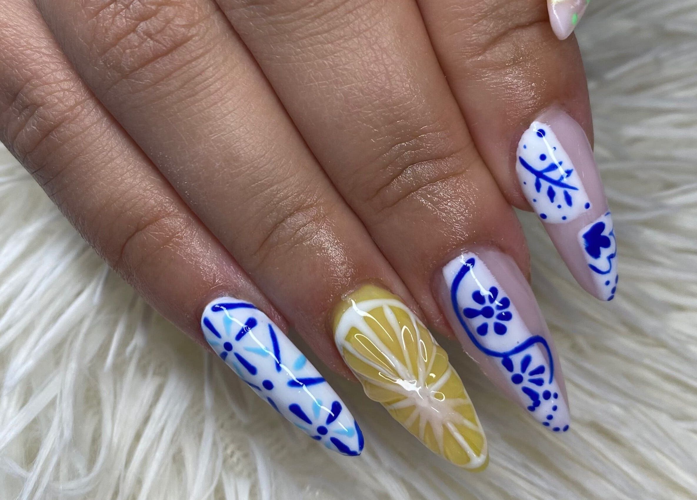 Design d'ongles vibrant à AM Nails & Beauty, Saint-philippe, RE. Art sophistiqué et coloré.