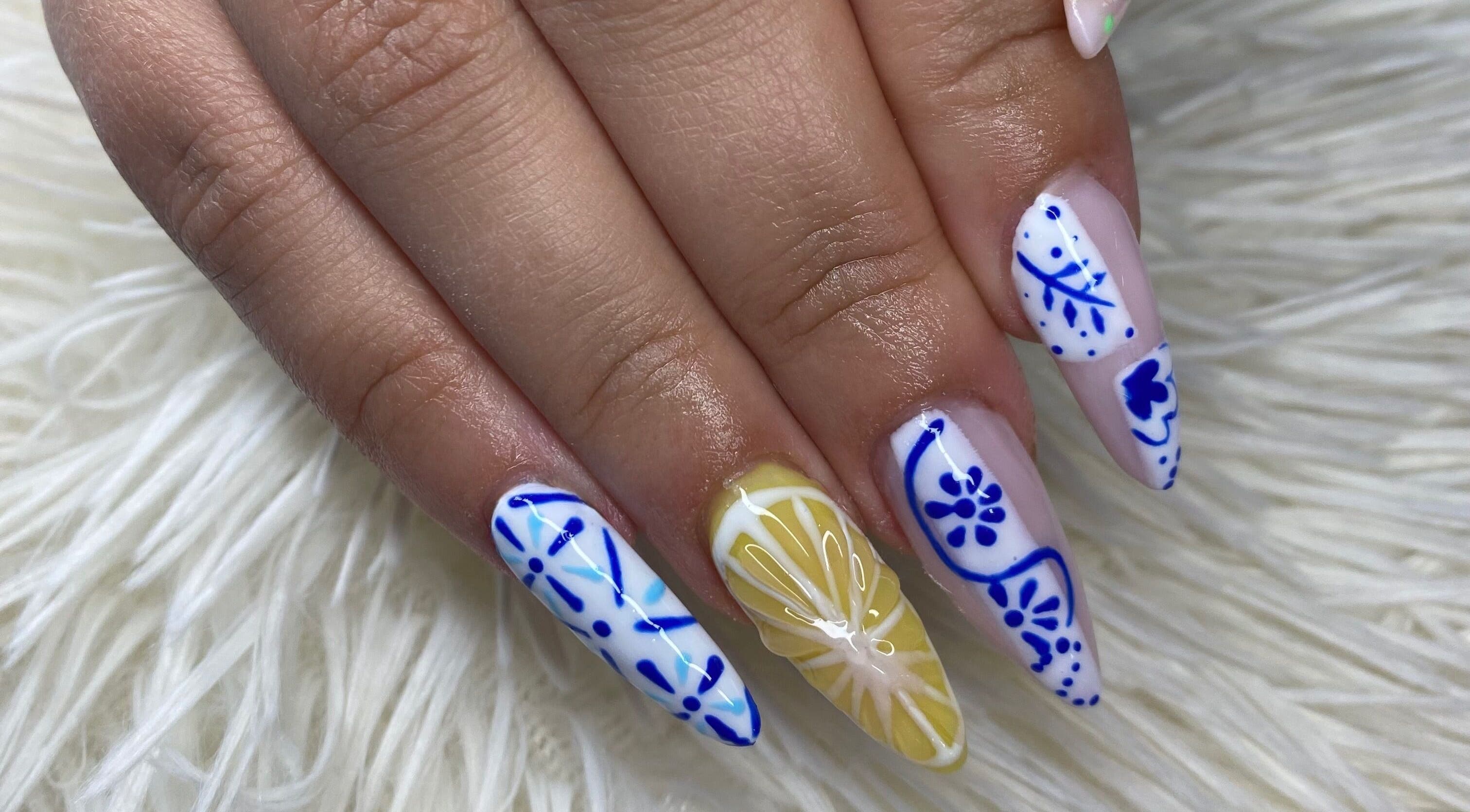 Design d'ongles vibrant à AM Nails & Beauty, Saint-philippe, RE. Art sophistiqué et coloré.