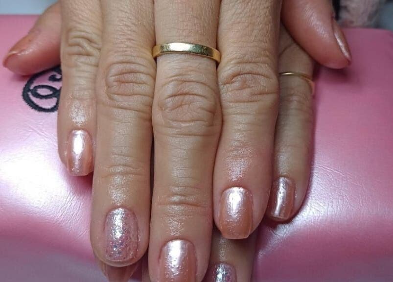 Unhas elegantes com esmalte brilhante no 🐺 SLW Beauty, Baarn, Utrecht, NL.