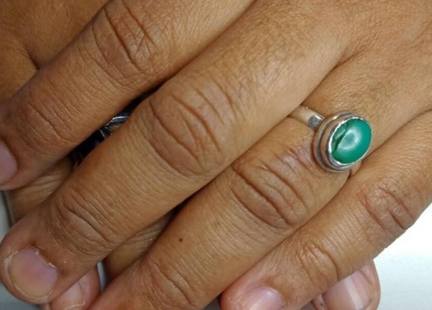 Mãos com anel verde na 🐺 SLW Beauty, Baarn, Utrecht, NL. Estilo elegante e natural.