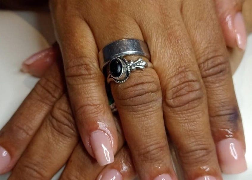 Manicure elegante no 🐺 SLW Beauty, Baarn, Utrecht, NL. Unhas bem cuidadas e brilhantes.