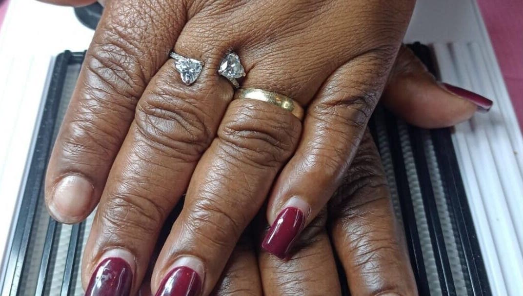 Elegantes unhas vermelhas em 🐺 SLW Beauty, Baarn, Utrecht, NL. Beleza e estilo sofisticado.