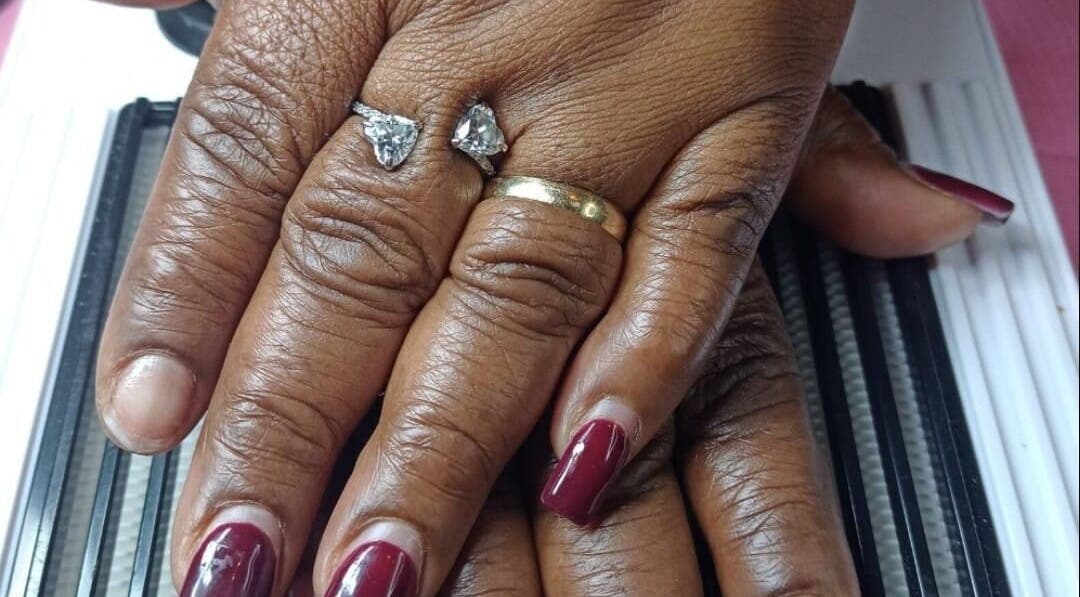 Elegantes unhas vermelhas em 🐺 SLW Beauty, Baarn, Utrecht, NL. Beleza e estilo sofisticado.