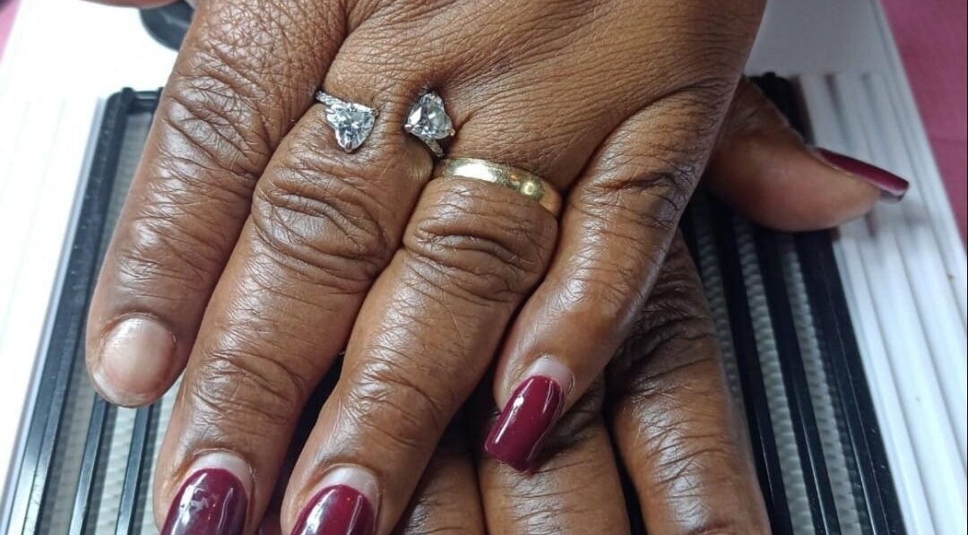 Elegantes unhas vermelhas em 🐺 SLW Beauty, Baarn, Utrecht, NL. Beleza e estilo sofisticado.