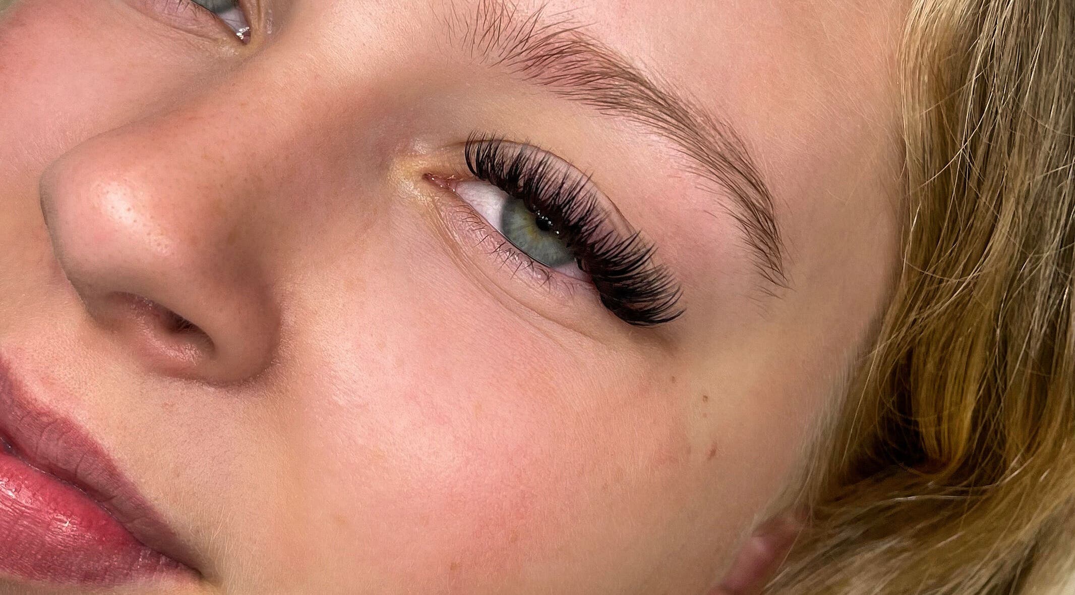Close-up of eyelash extensions at Beauty Atelier, Willemstad, Curaçao, CW showcasing detailed lash work.