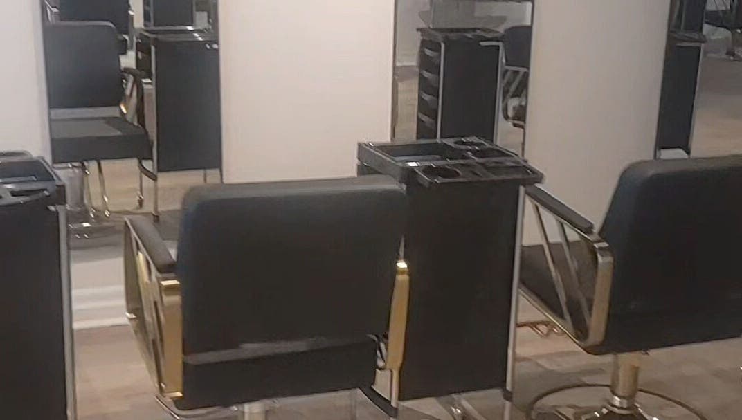 Chaises de salon modernes chez Tresses Express inc., Montréal, Québec, CA pour une expérience de coiffure exceptionnelle.