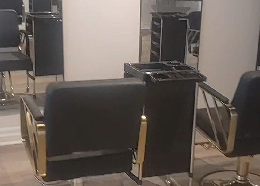 Chaises de salon modernes chez Tresses Express inc., Montréal, Québec, CA pour une expérience de coiffure exceptionnelle.