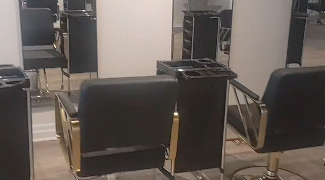 Chaises de salon modernes chez Tresses Express inc., Montréal, Québec, CA pour une expérience de coiffure exceptionnelle.