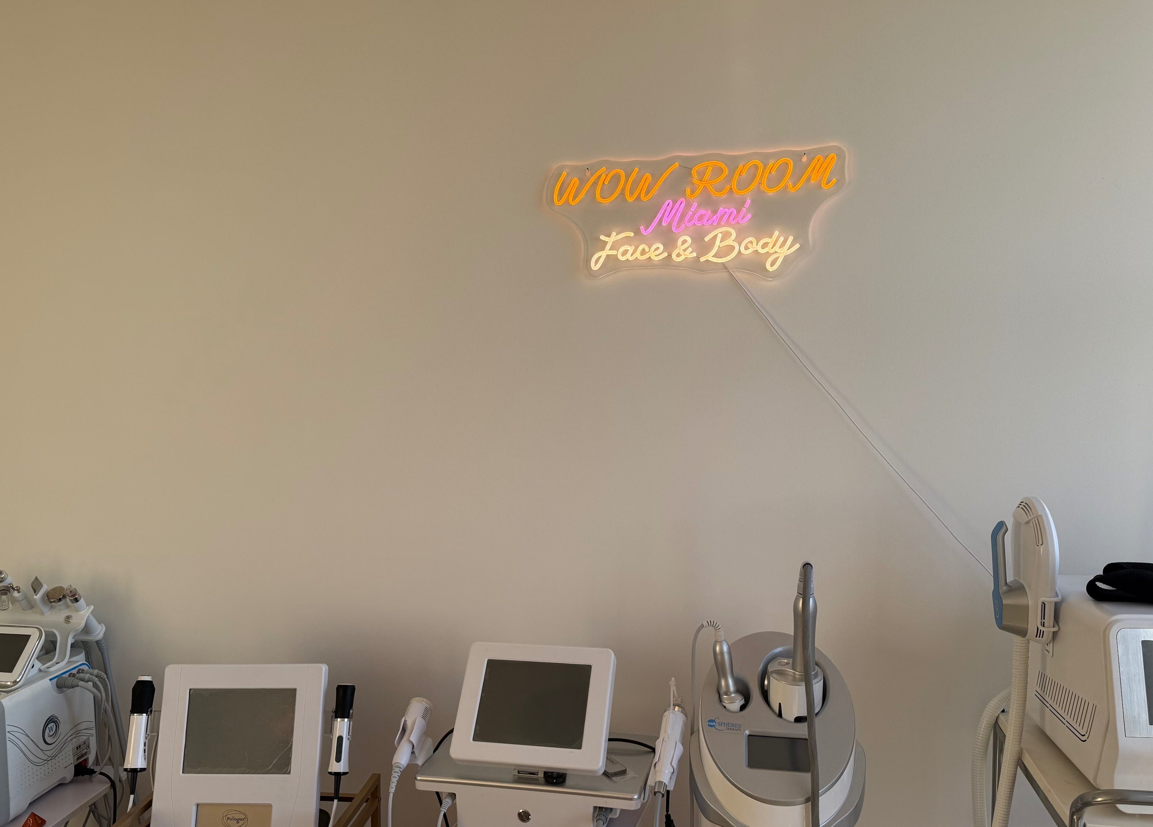 Оборудование WowRoom_Miami, улучшающее красоту тела, в Майами, Флорида, США.