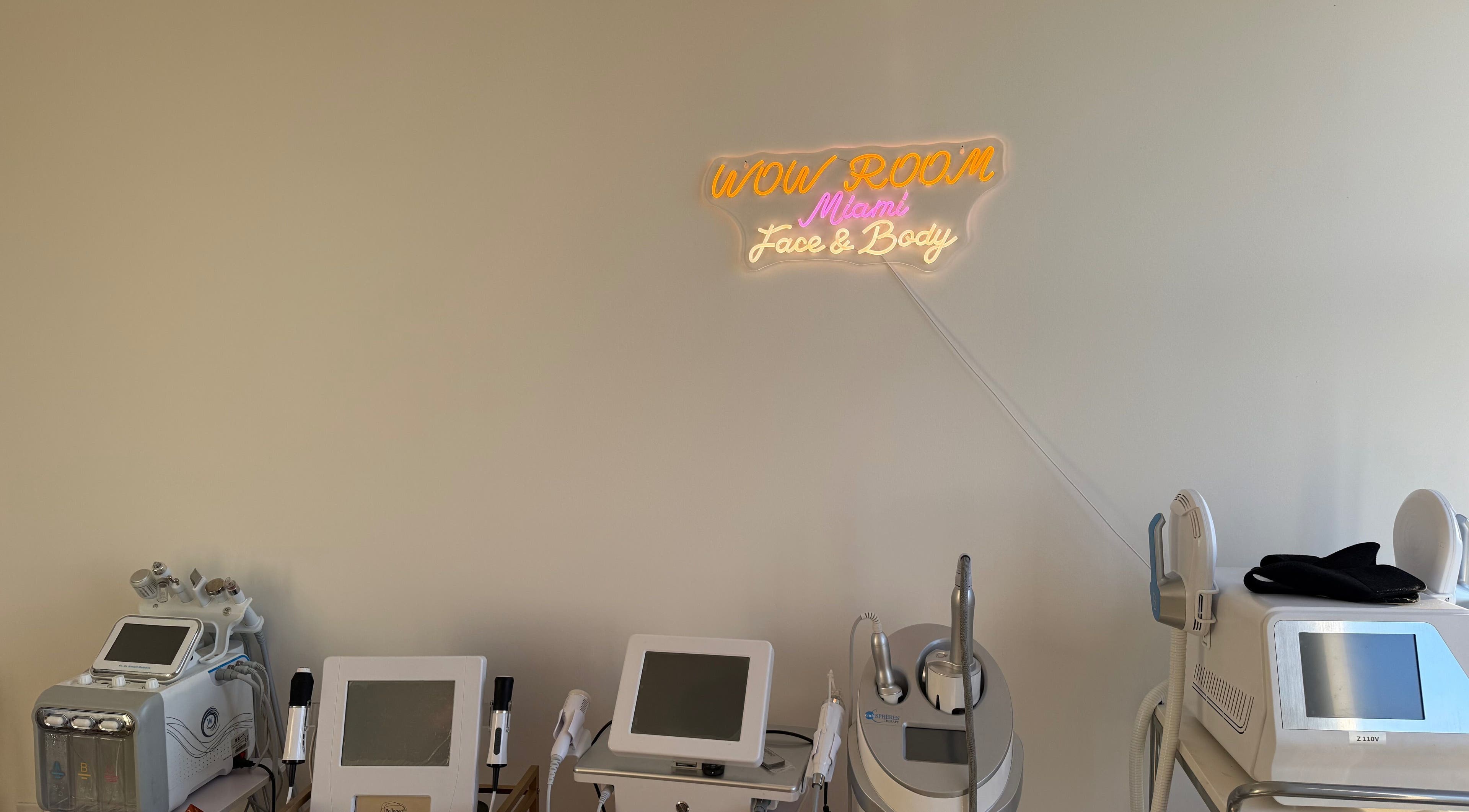Оборудование WowRoom_Miami, улучшающее красоту тела, в Майами, Флорида, США.