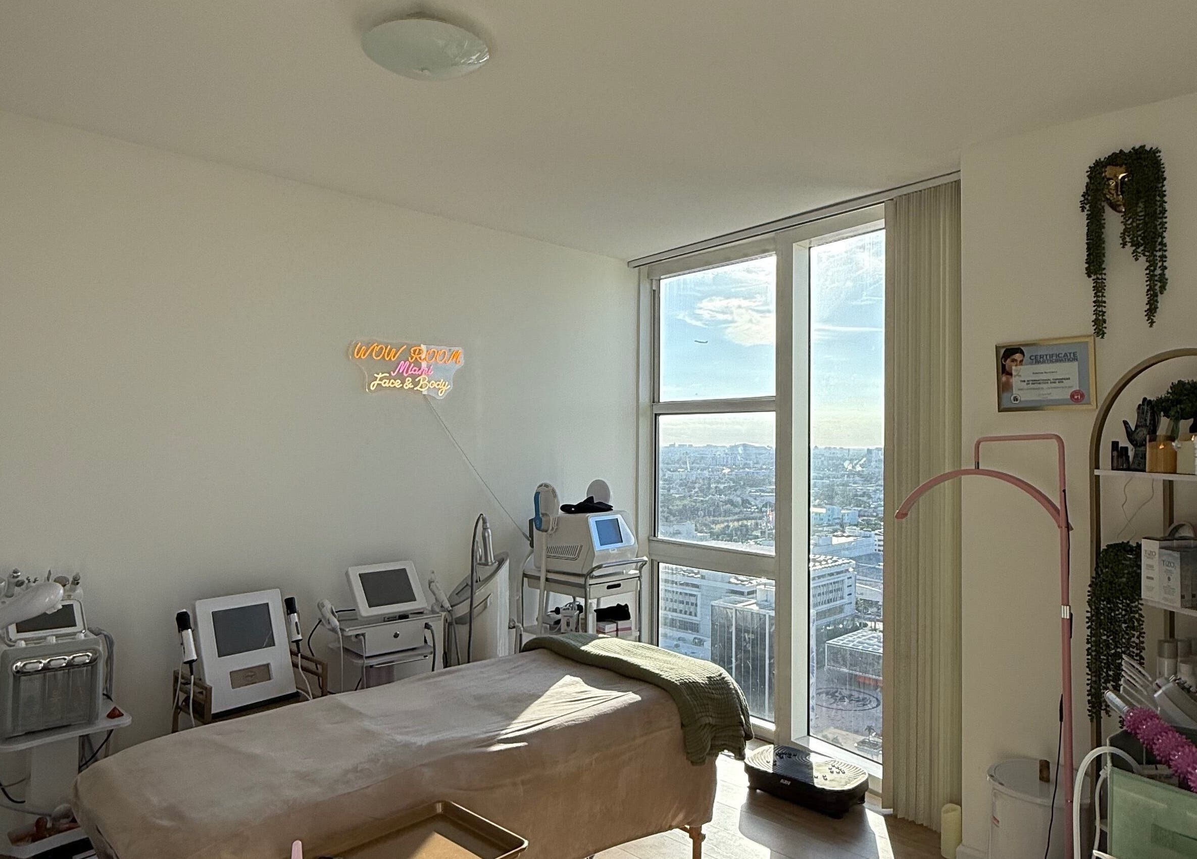 Светлая комната с видом в WowRoom_Miami, Miami, Florida, US идеально для релаксации.