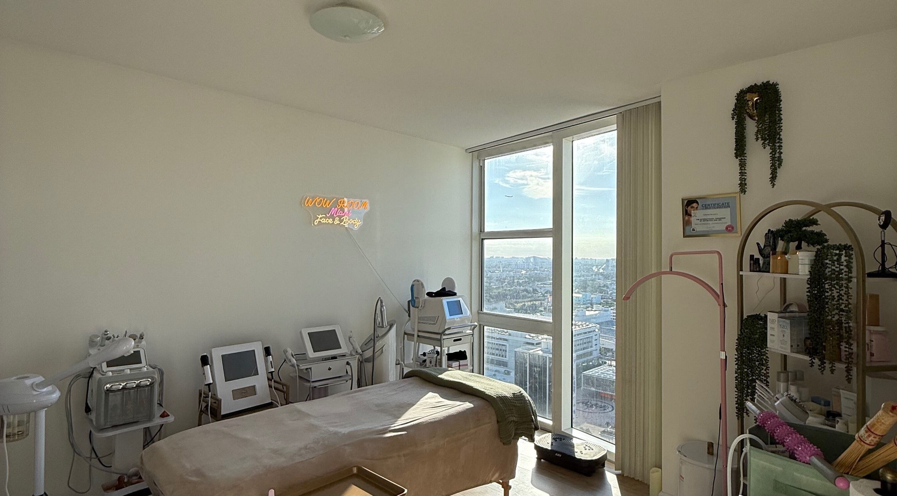 Светлая комната с видом в WowRoom_Miami, Miami, Florida, US идеально для релаксации.