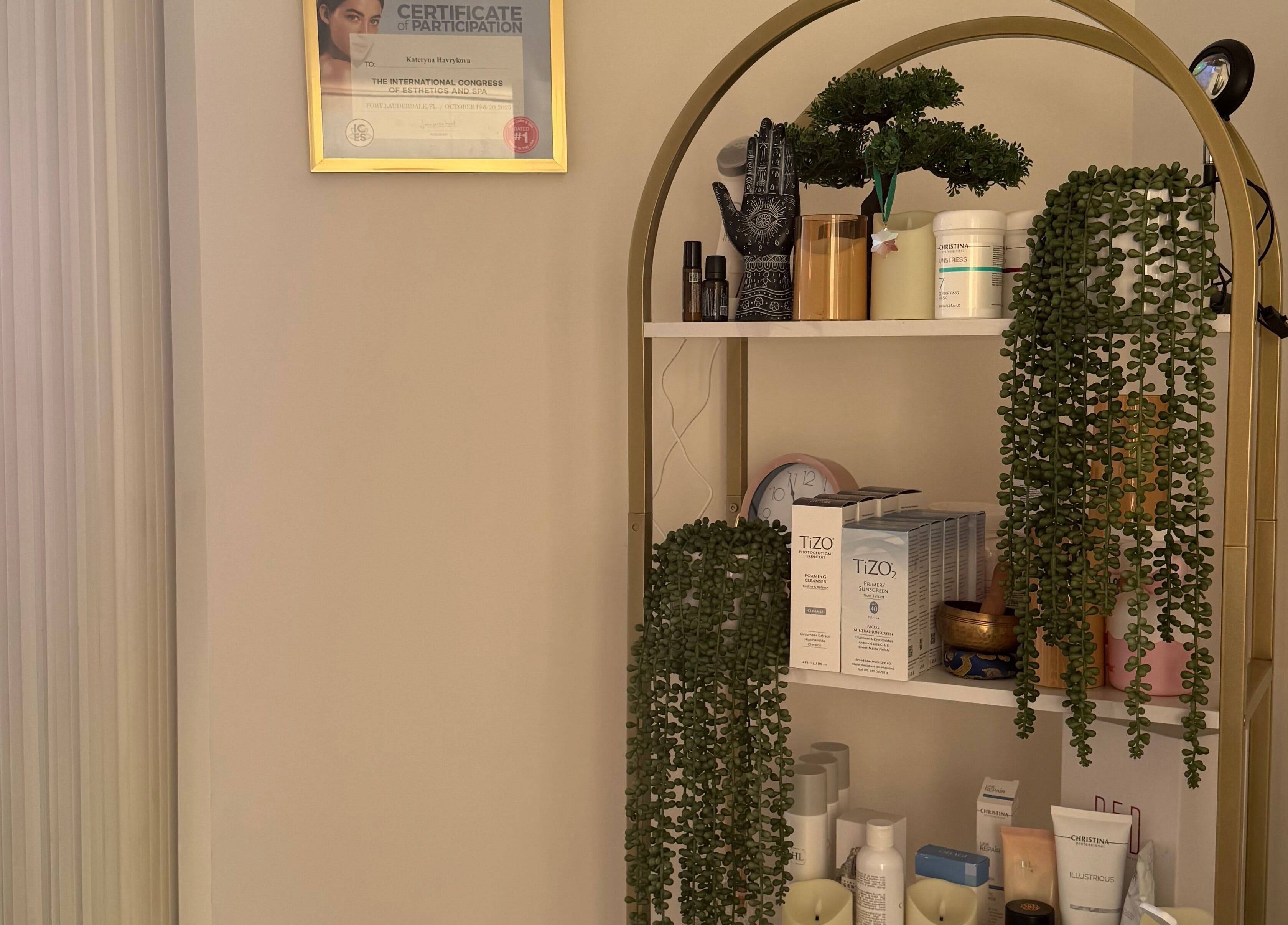 Декорированная полка с косметикой в WowRoom_Miami, Майами, Флорида, США.