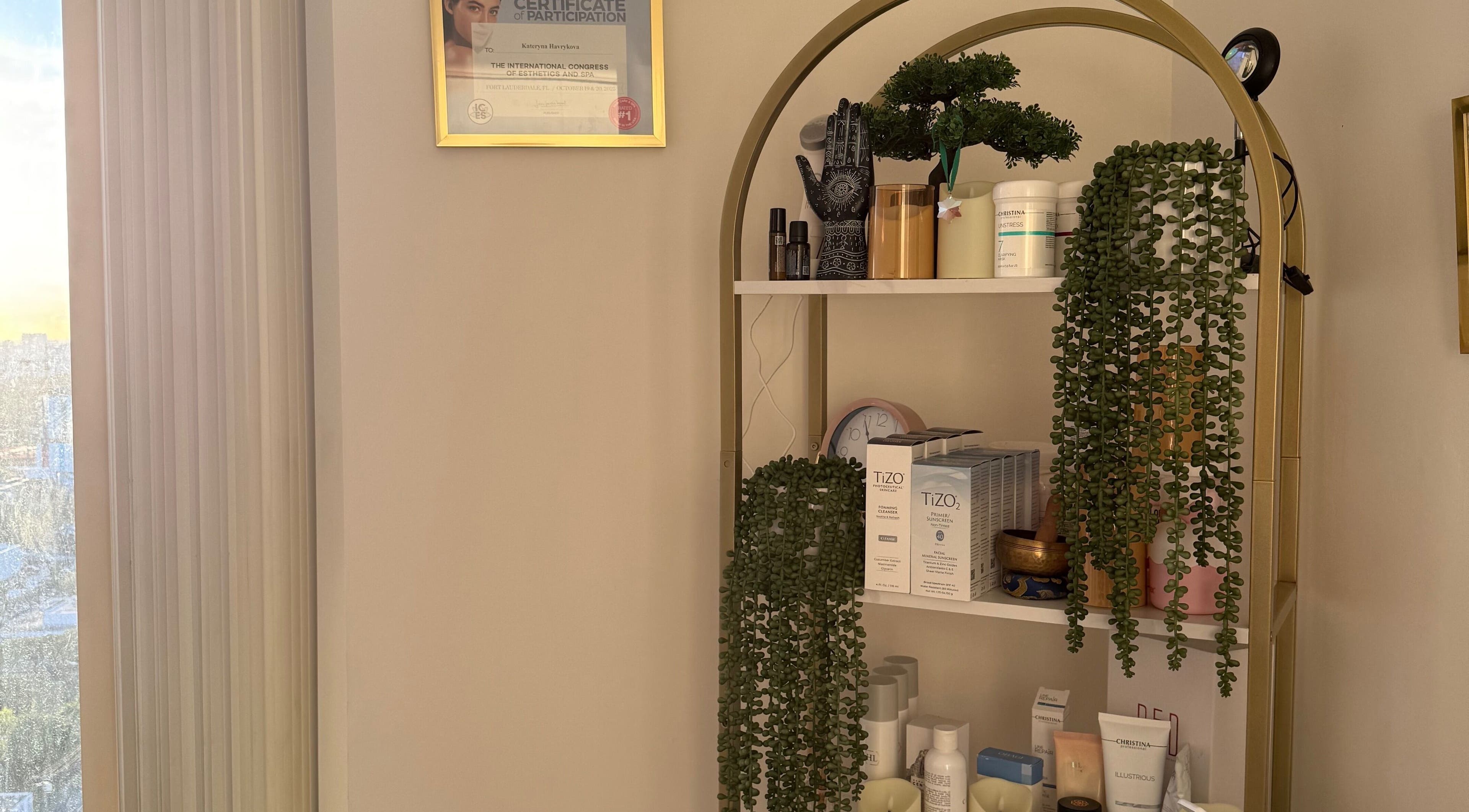 Декорированная полка с косметикой в WowRoom_Miami, Майами, Флорида, США.