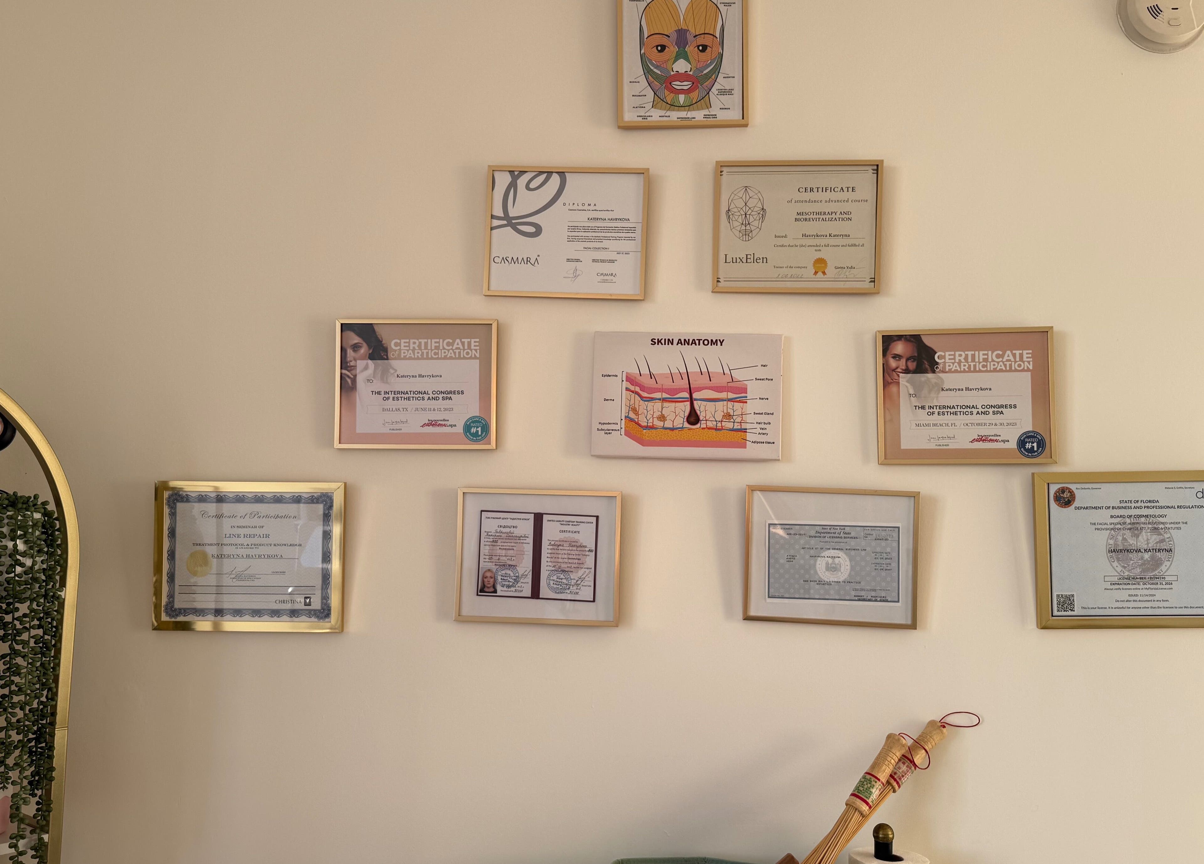 Сертификаты красоты WowRoom_Miami, демонстрирующие достижения в Miami, Florida, US.