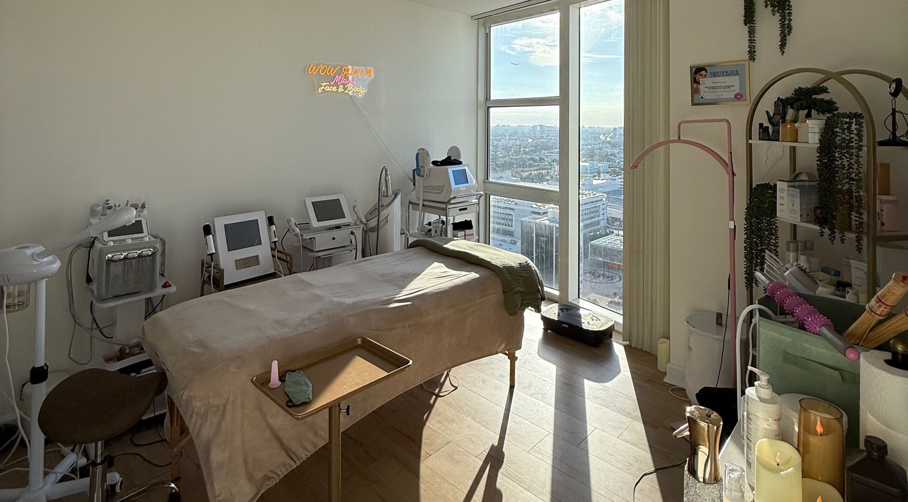 Спа-комната WowRoom_Miami в Майами, Флорида, США с видом на город и современным оборудованием.