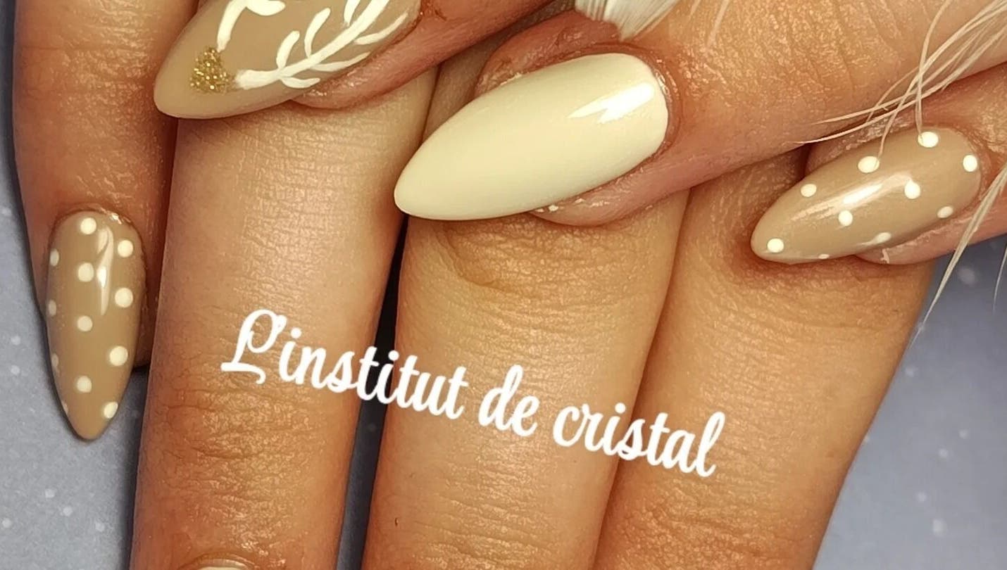 Manucure raffiné chez L'institut de cristal à Ambrières-les-vallées, Pays De La Loire, FR.