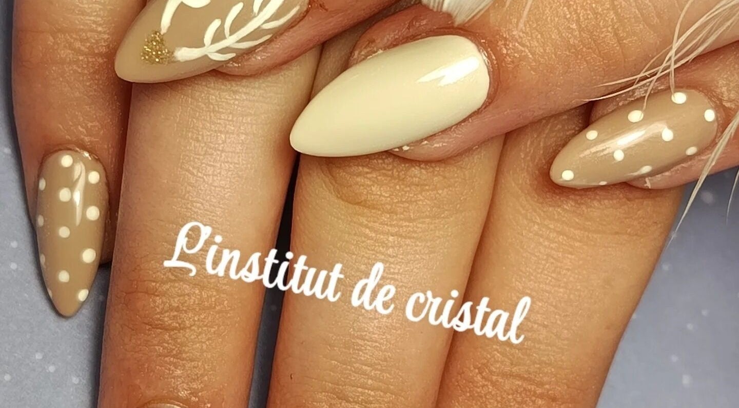 Manucure raffiné chez L'institut de cristal à Ambrières-les-vallées, Pays De La Loire, FR.