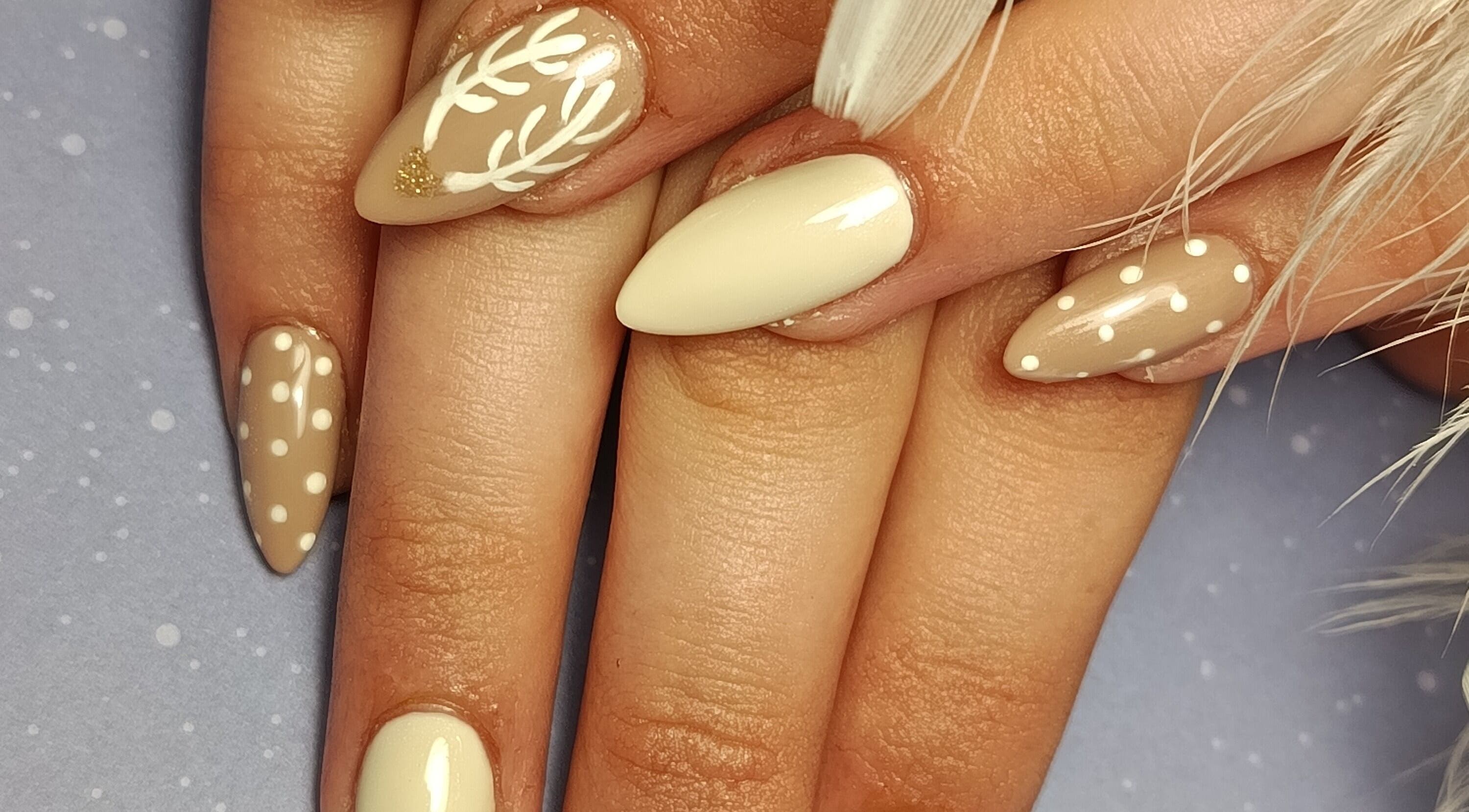 Manucure élégante à L'institut de cristal, Ambrières-les-vallées, Pays De La Loire, FR.