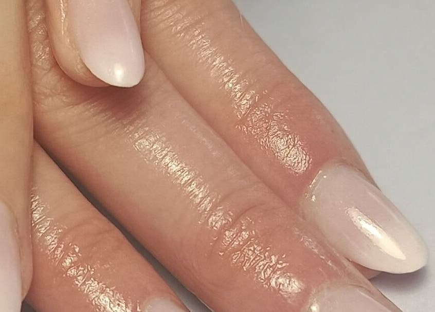 Manucure élégante à L'institut de cristal, Ambrières-les-vallées, Pays De La Loire, FR.