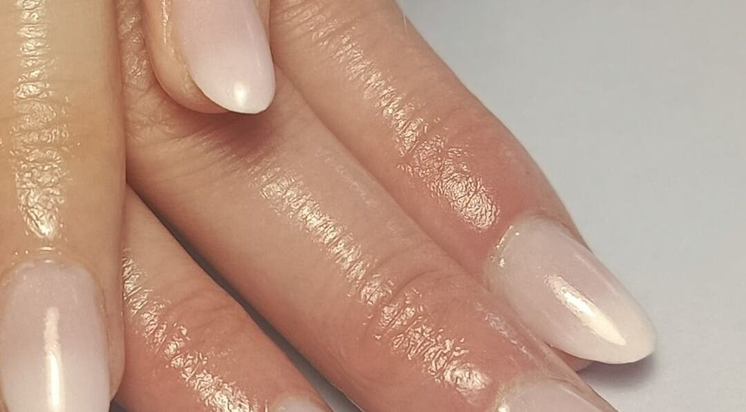 Manucure élégante à L'institut de cristal, Ambrières-les-vallées, Pays De La Loire, FR.