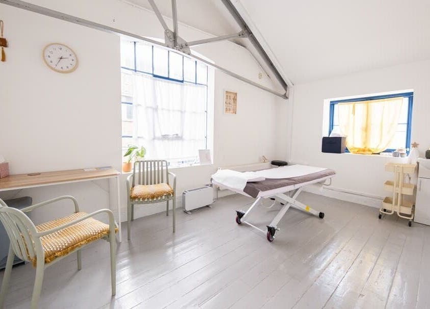 Tranquil massage room at Idle Hands Massage Therapy, London, England, GB with comfortable therapy bed.