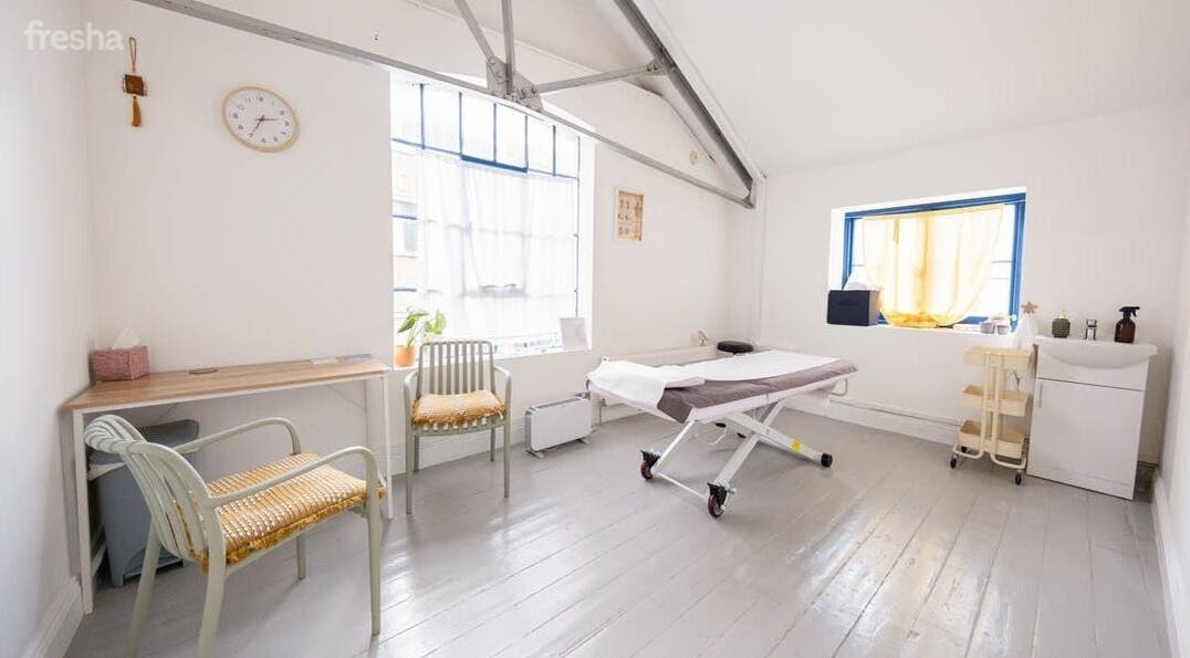 Tranquil massage room at Idle Hands Massage Therapy, London, England, GB with comfortable therapy bed.