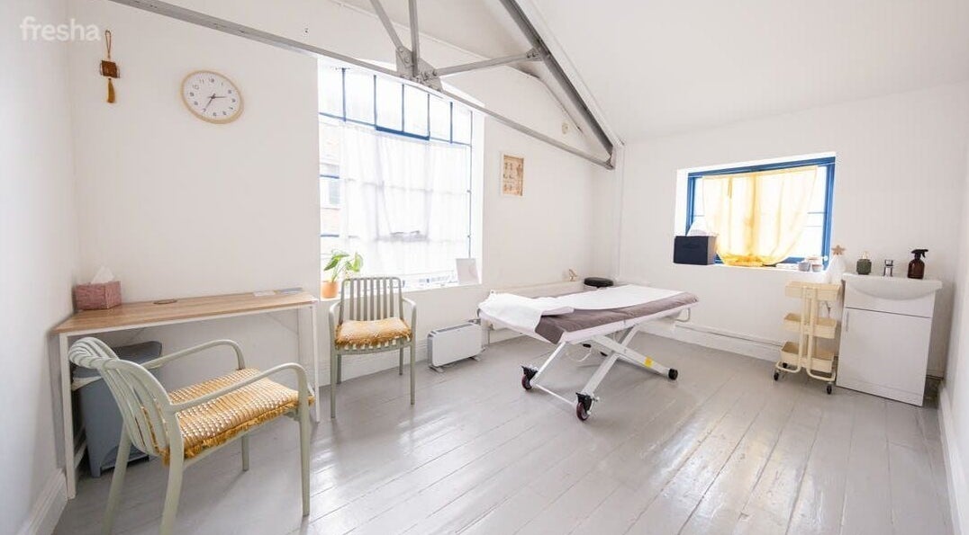 Tranquil massage room at Idle Hands Massage Therapy, London, England, GB with comfortable therapy bed.