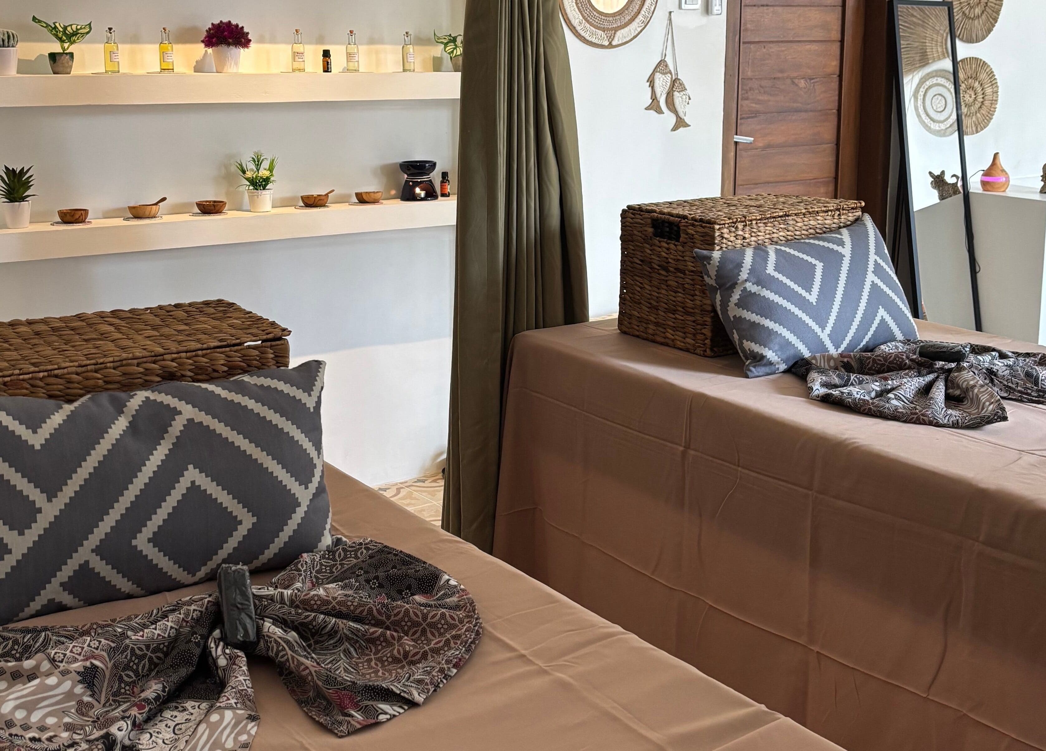 Ruang relaksasi di Chellvan Spa, Bali, Bali, ID, dengan meja pijat dan dekorasi yang menenangkan.