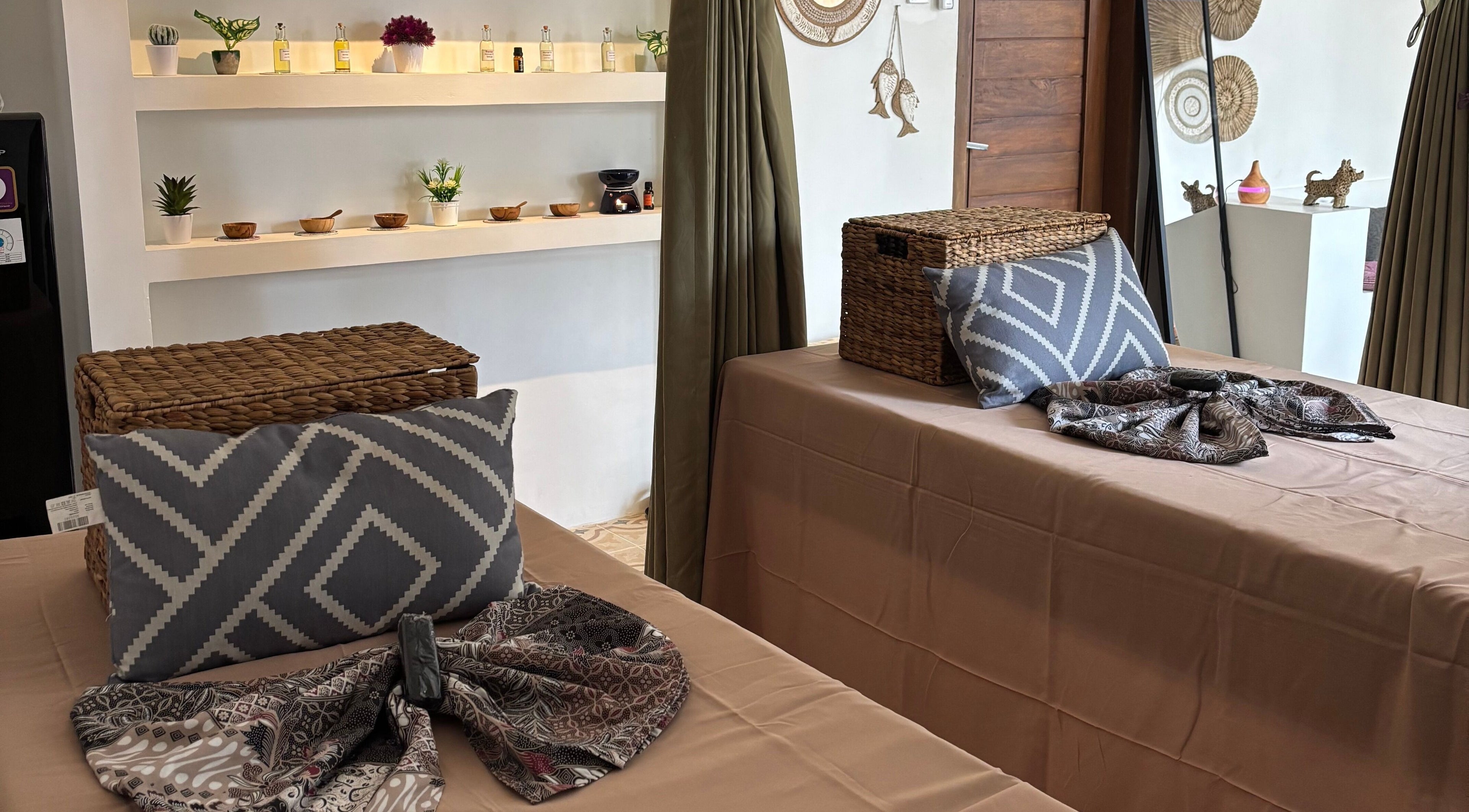 Ruang relaksasi di Chellvan Spa, Bali, Bali, ID, dengan meja pijat dan dekorasi yang menenangkan.