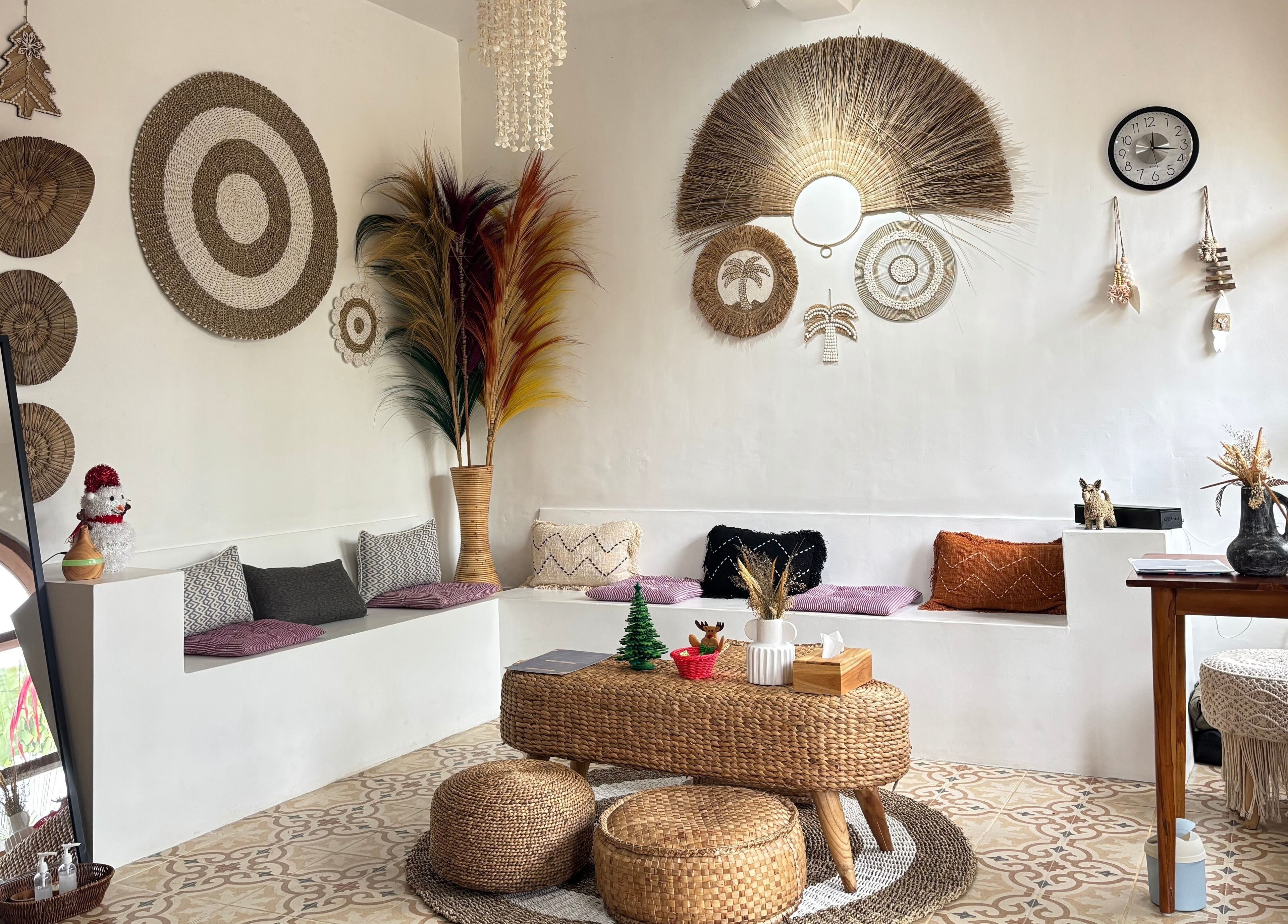 Ruang istirahat nyaman dengan dekorasi rotan di Chellvan Spa, Bali, Bali, ID.