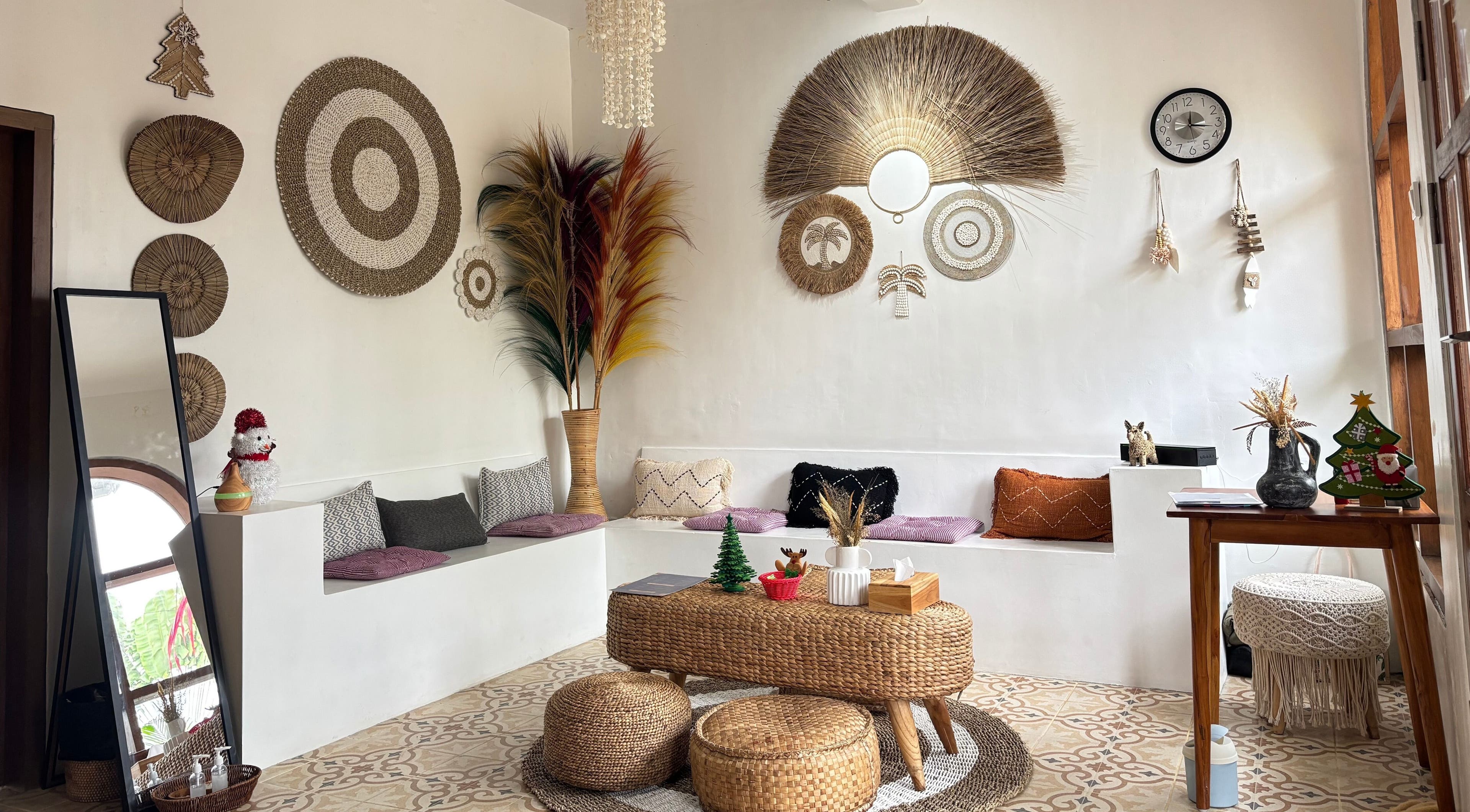 Ruang istirahat nyaman dengan dekorasi rotan di Chellvan Spa, Bali, Bali, ID.