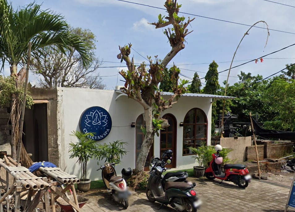 Tampak depan Chellvan Spa yang menenangkan di Bali, Bali, ID dengan suasana hijau dan motor terparkir.
