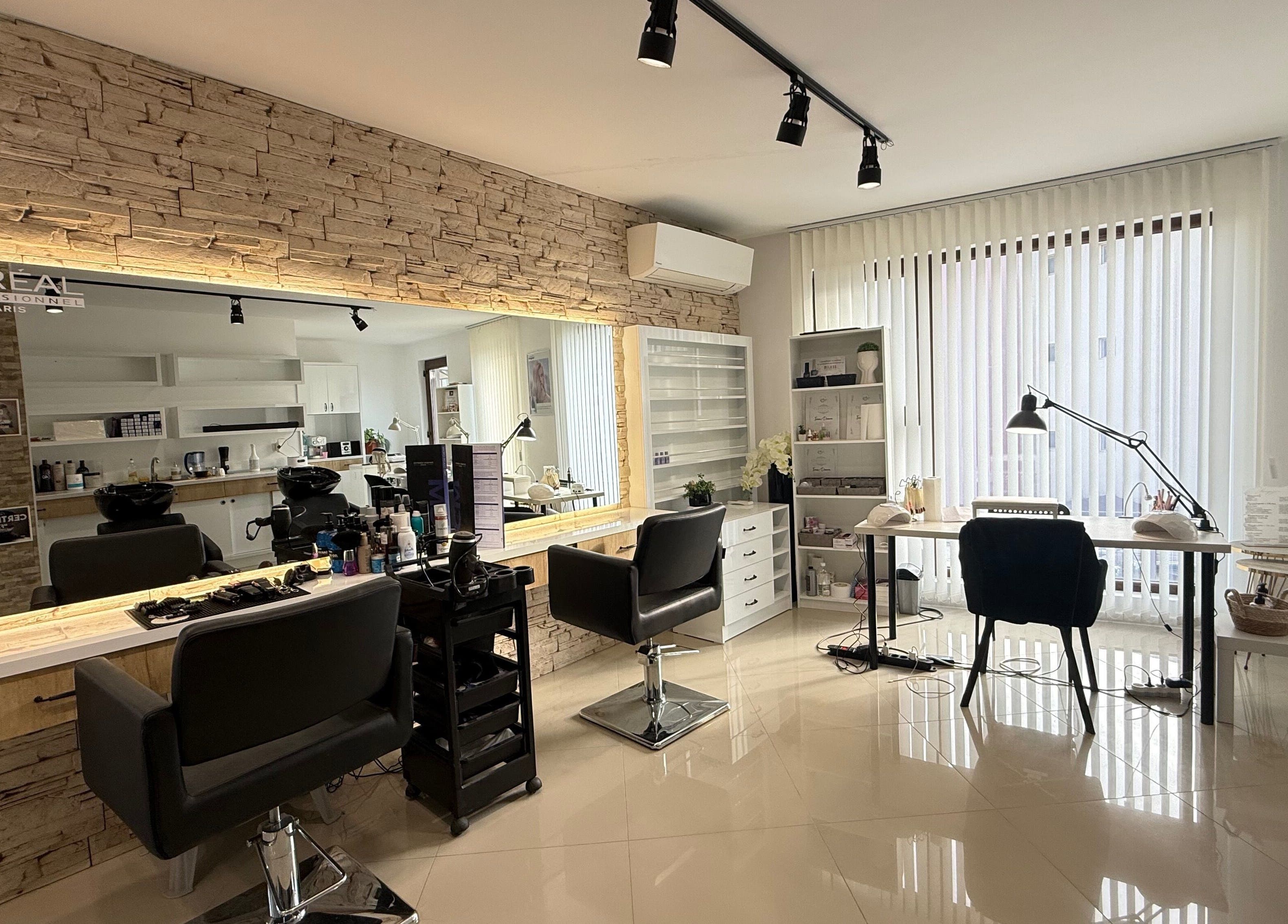 Модерен фризьорски салон в Мария Димитрова ЕТ, Варна, Варна, BG, с комфортни мебели и оборудване.