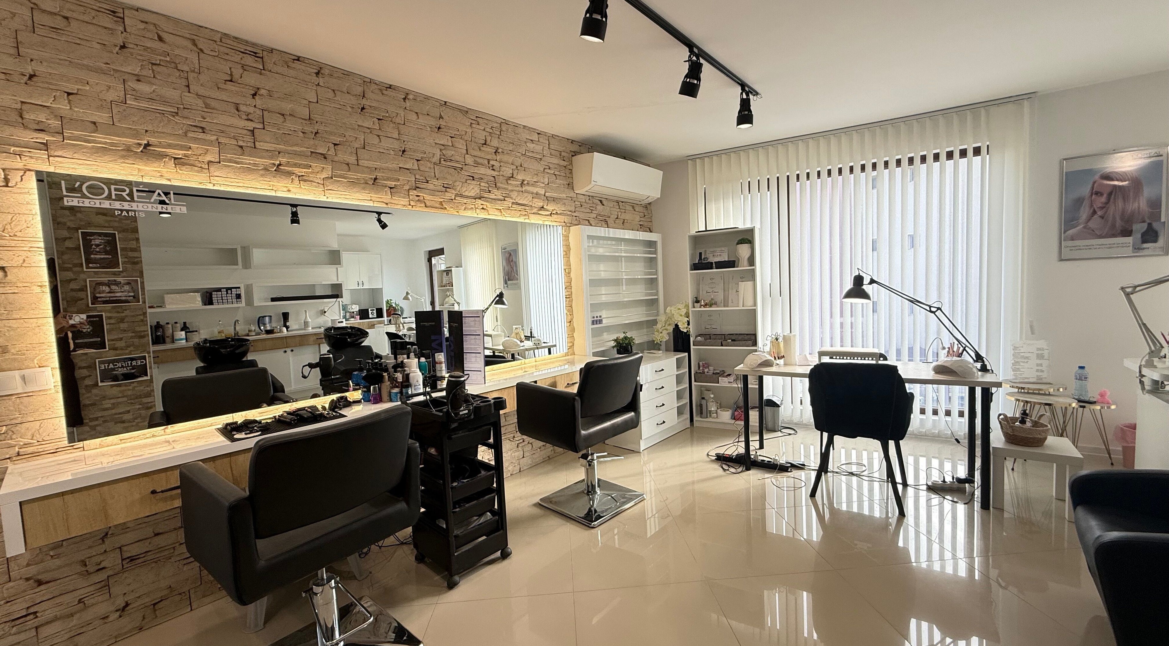 Модерен фризьорски салон в Мария Димитрова ЕТ, Варна, Варна, BG, с комфортни мебели и оборудване.