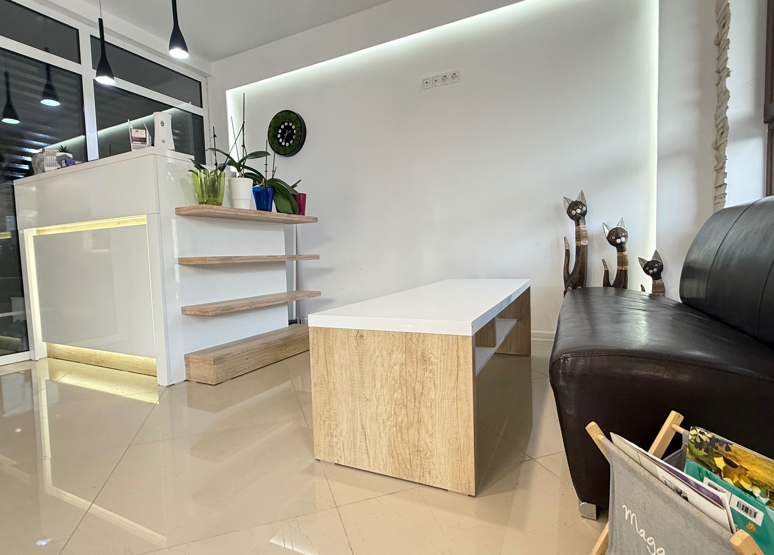 Уютен салон с диван и декорации в Мария Димитрова ЕТ, Варна, Варна, BG.