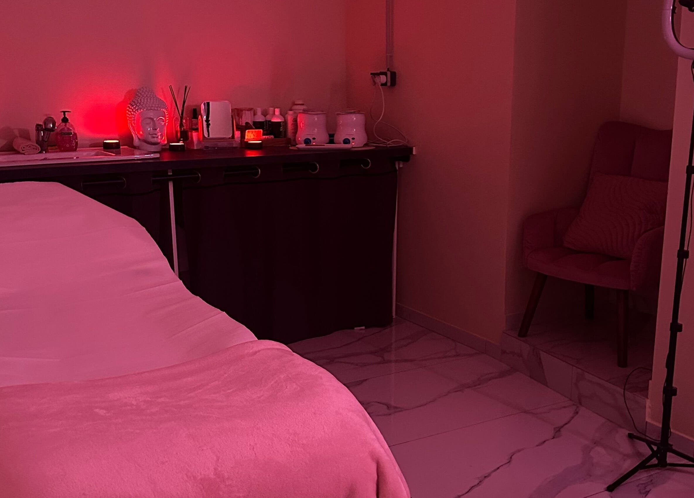 Espace cosy avec éclairage rouge à Ma pause beauté, Digne-les-bains, Provence-alpes-côte D'azur, FR.