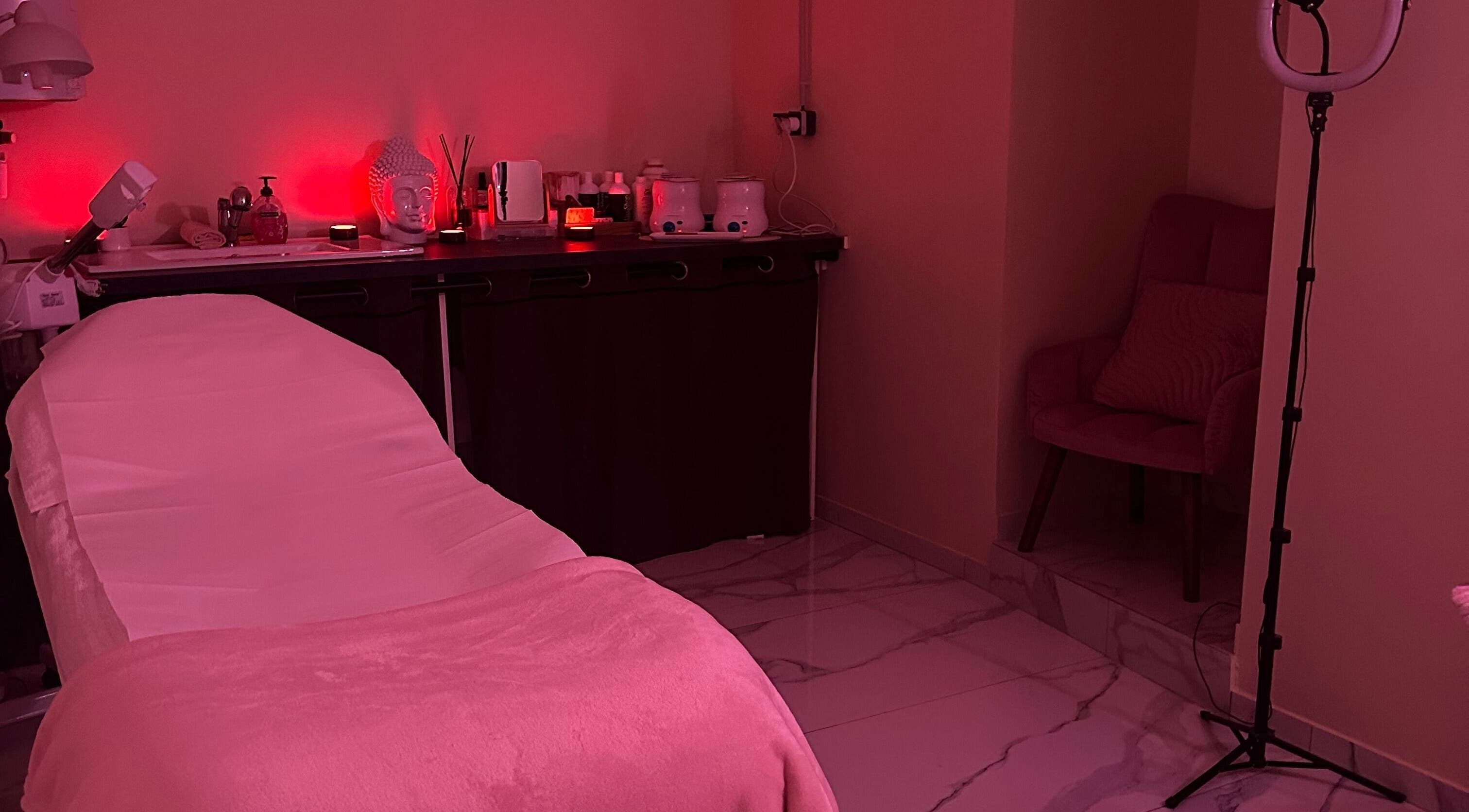 Espace cosy avec éclairage rouge à Ma pause beauté, Digne-les-bains, Provence-alpes-côte D'azur, FR.