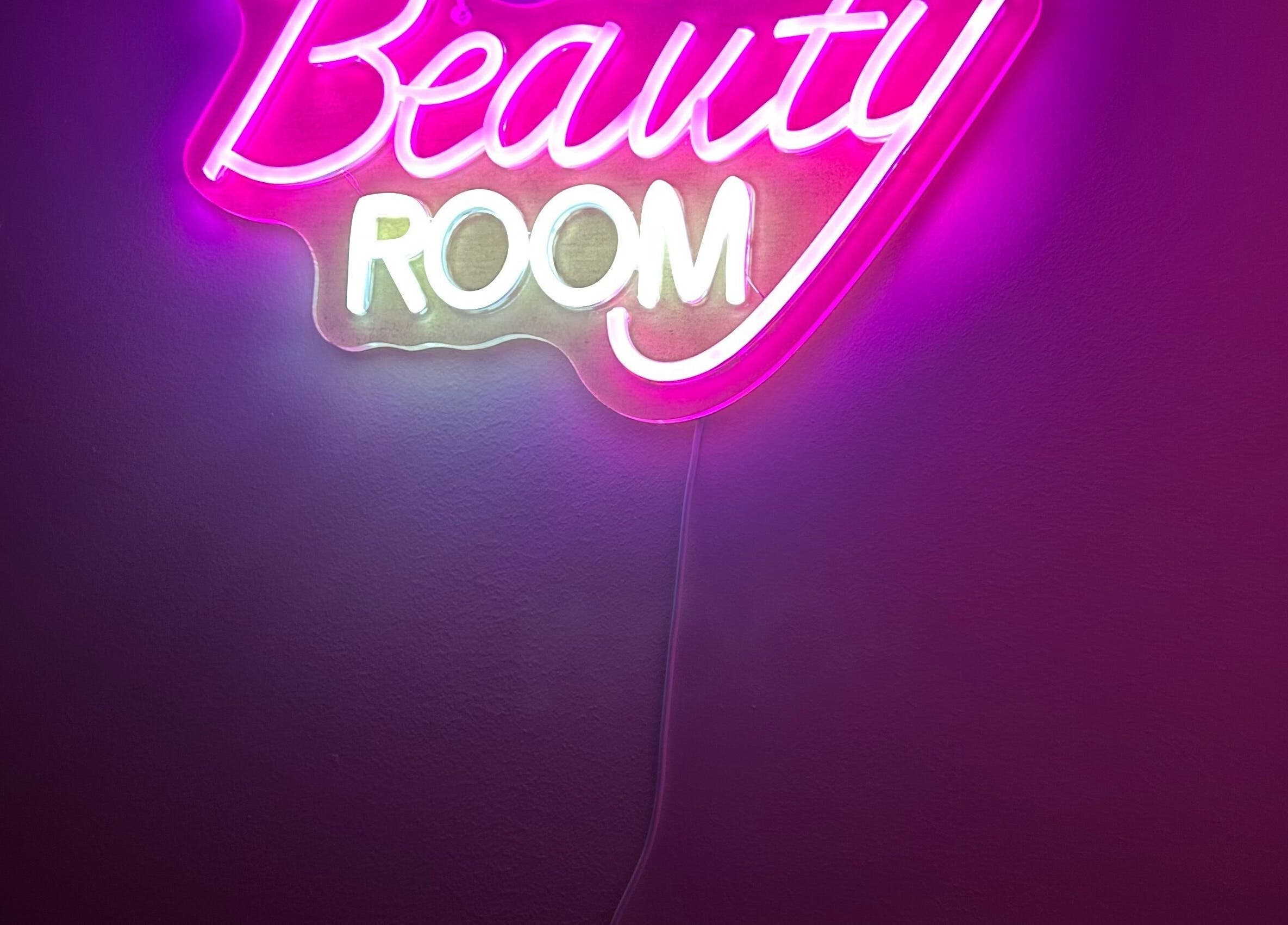 Enseigne néon rose 'Beauty Room' à Ma pause beauté, Digne-les-Bains, Provence-Alpes-Côte d'Azur, FR.