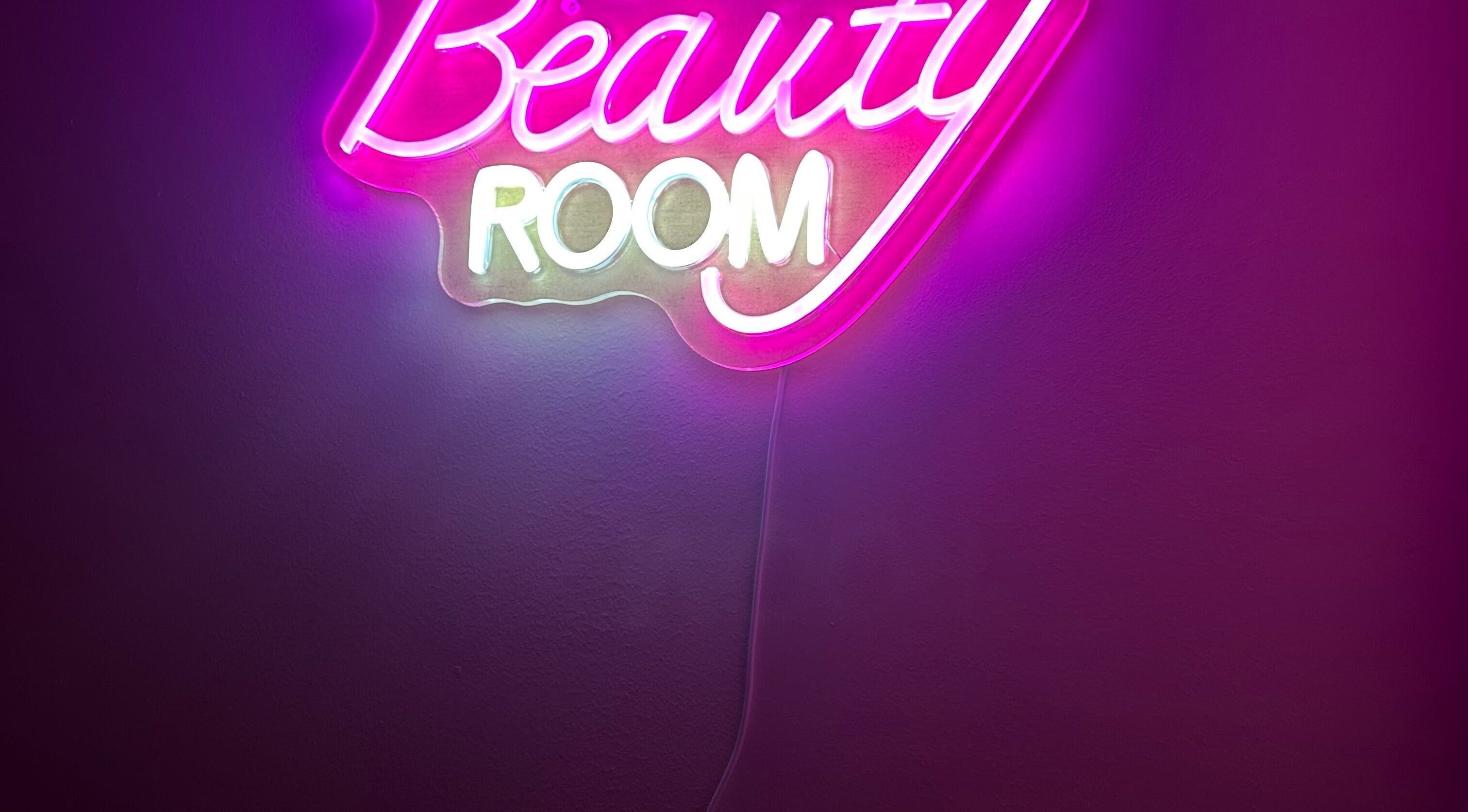 Enseigne néon rose 'Beauty Room' à Ma pause beauté, Digne-les-Bains, Provence-Alpes-Côte d'Azur, FR.