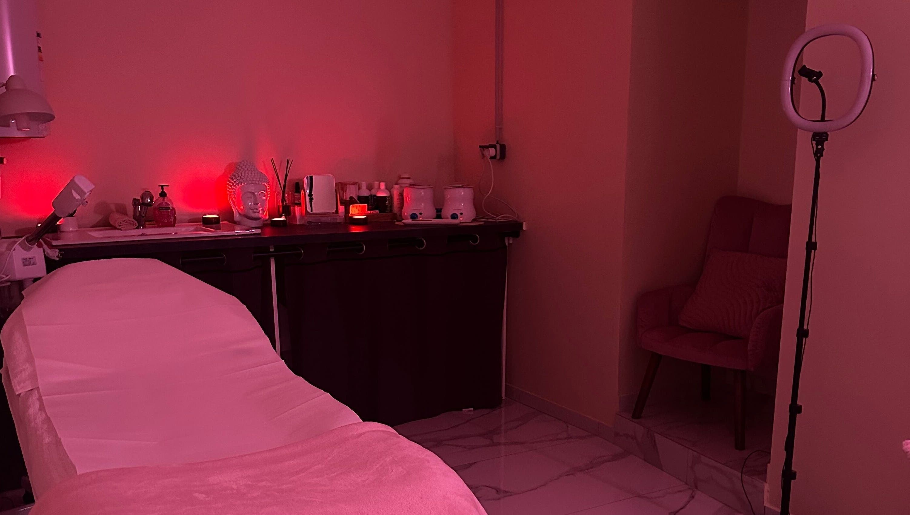 Salle de soins relaxante à Ma Pause Beauté, Digne-les-bains, Provence-alpes-côte D'azur, FR, éclairage doux.