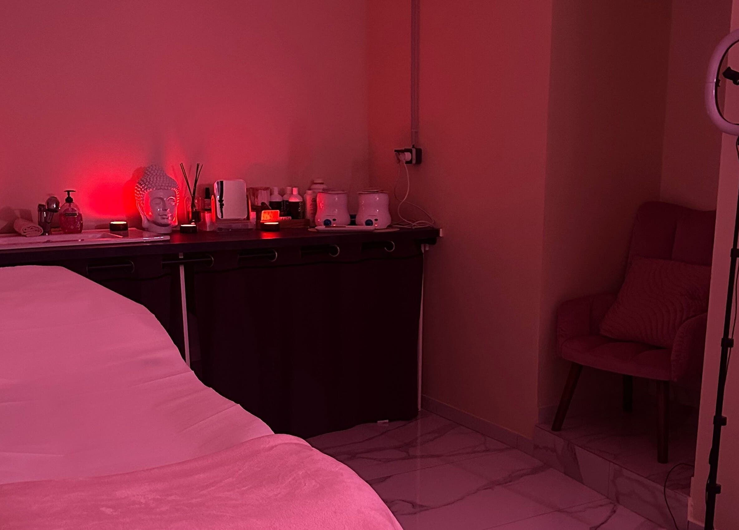 Salle de soins relaxante à Ma Pause Beauté, Digne-les-bains, Provence-alpes-côte D'azur, FR, éclairage doux.