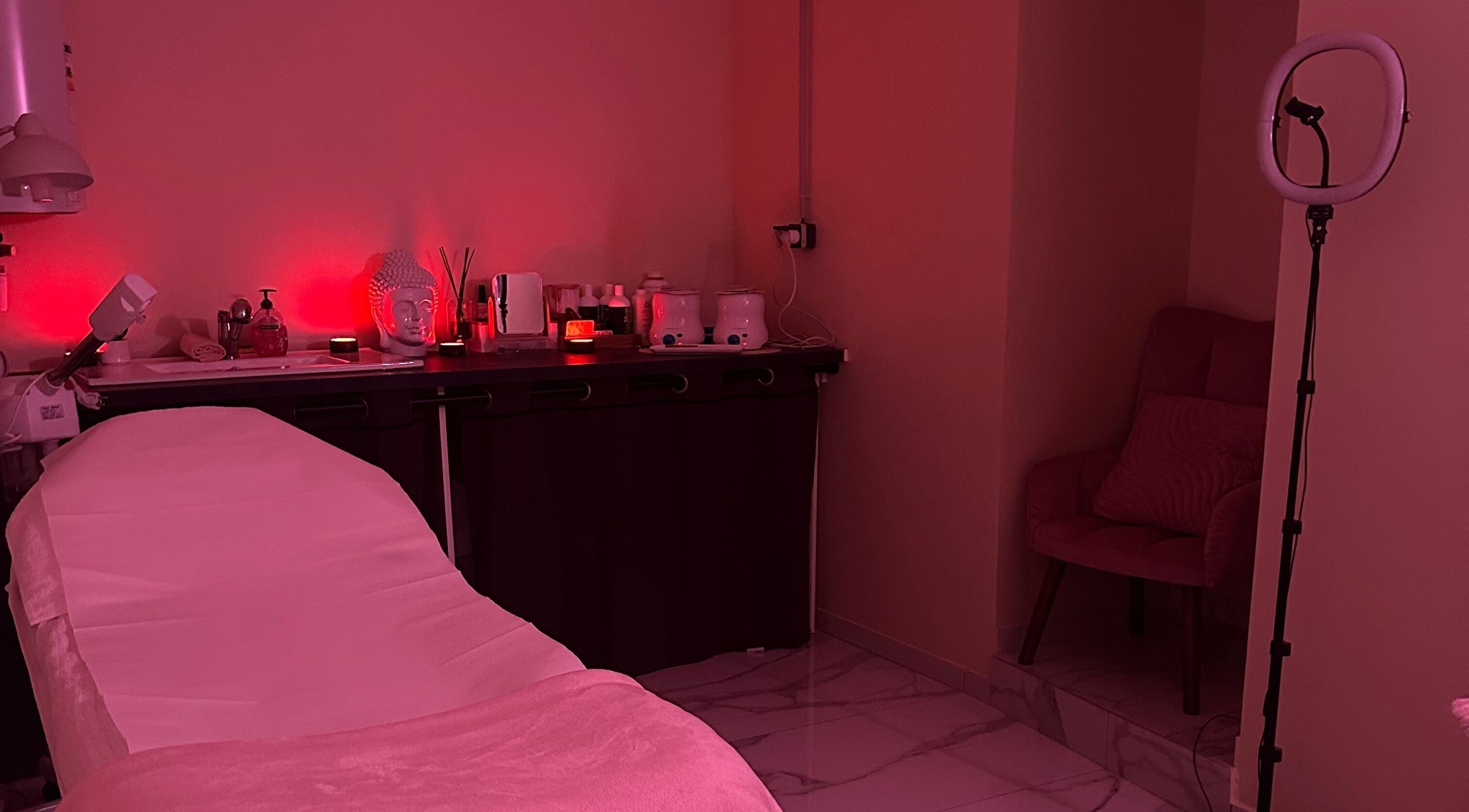 Salle de soins relaxante à Ma Pause Beauté, Digne-les-bains, Provence-alpes-côte D'azur, FR, éclairage doux.