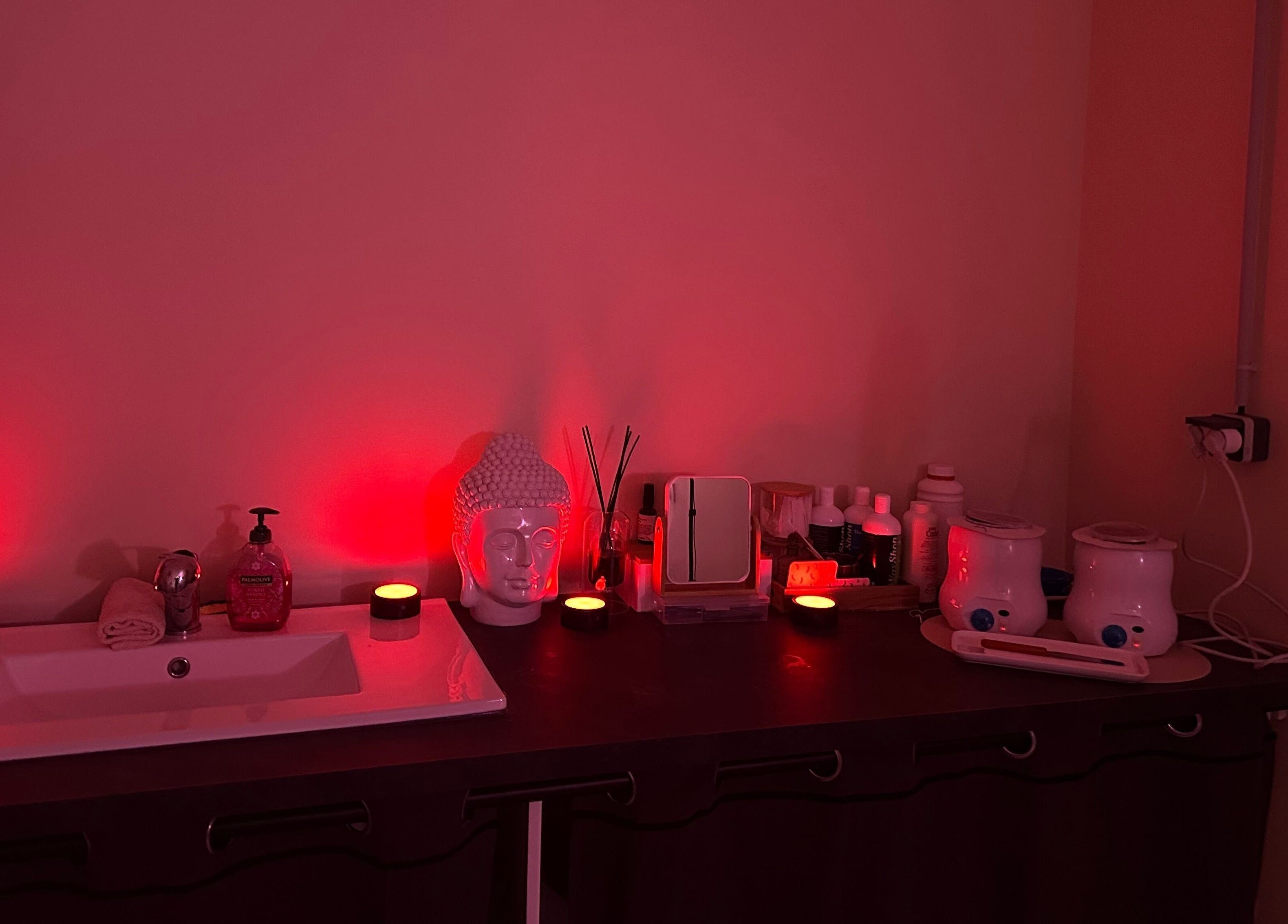 Ambiance relaxante avec bougies à Ma Pause Beauté, Digne-les-bains, Provence-alpes-côte D'azur, FR.