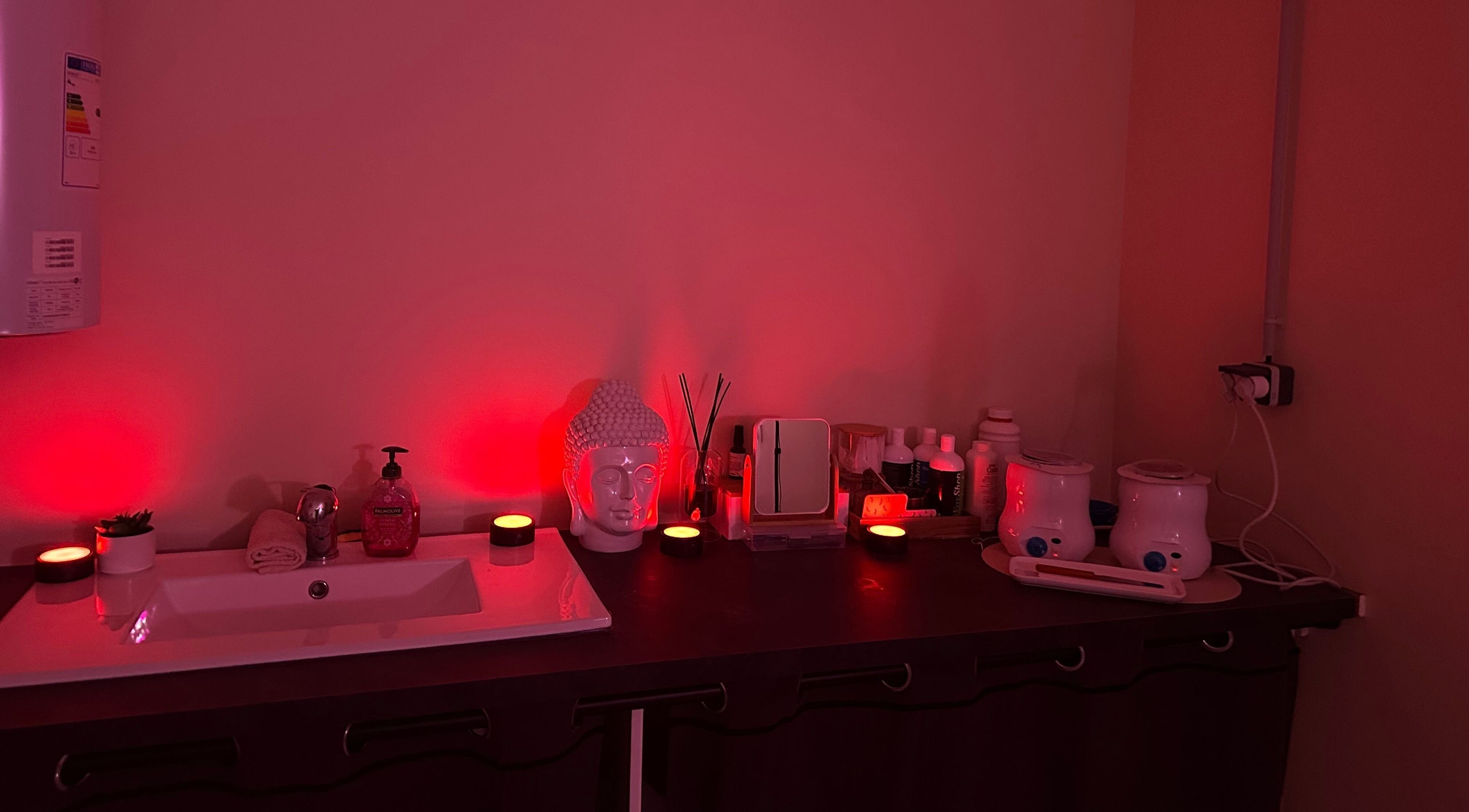 Ambiance relaxante avec bougies à Ma Pause Beauté, Digne-les-bains, Provence-alpes-côte D'azur, FR.