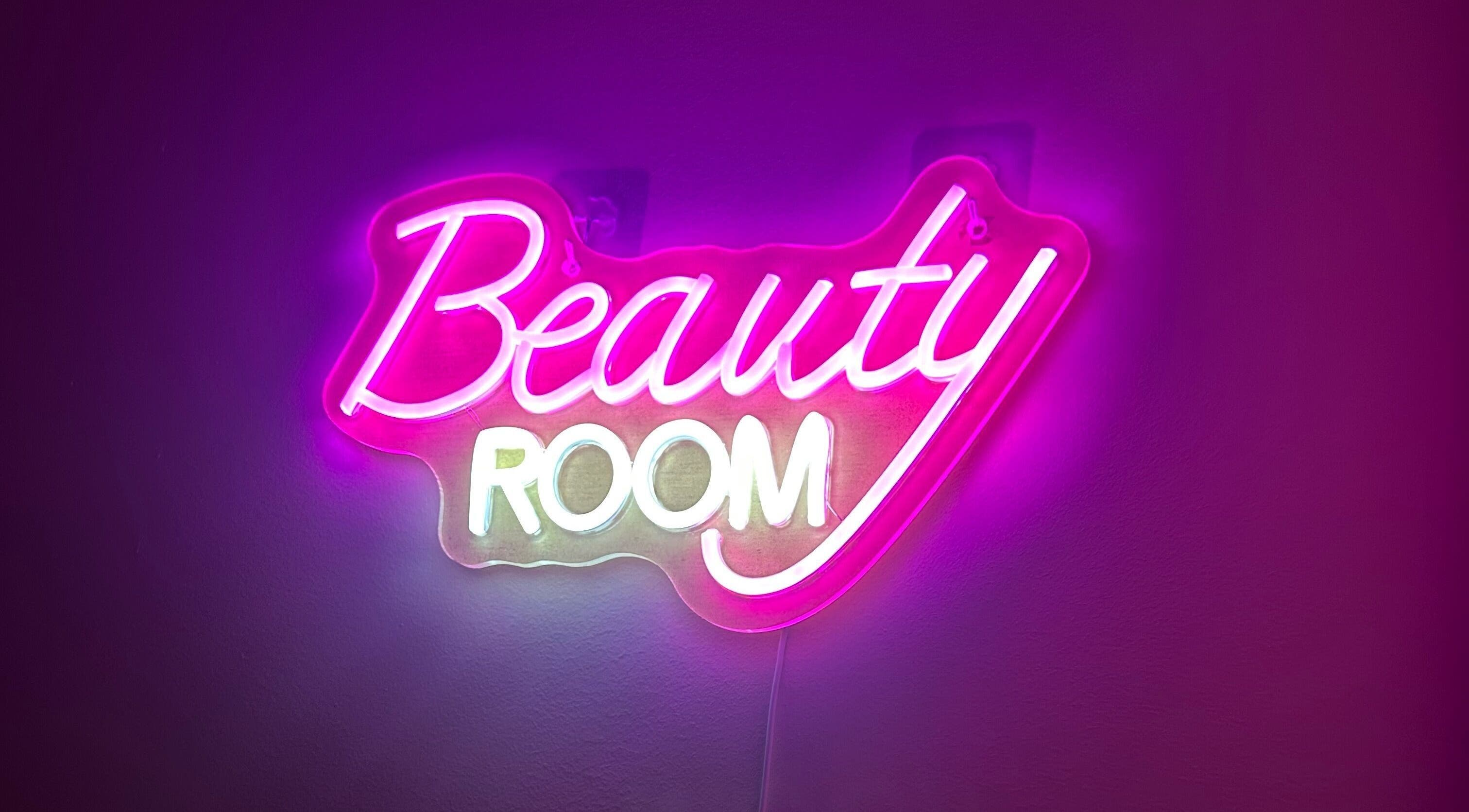 Enseigne néon rose 'Beauty Room' à Ma Pause Beauté, Digne-les-Bains, Provence-Alpes-Côte d'Azur, FR.