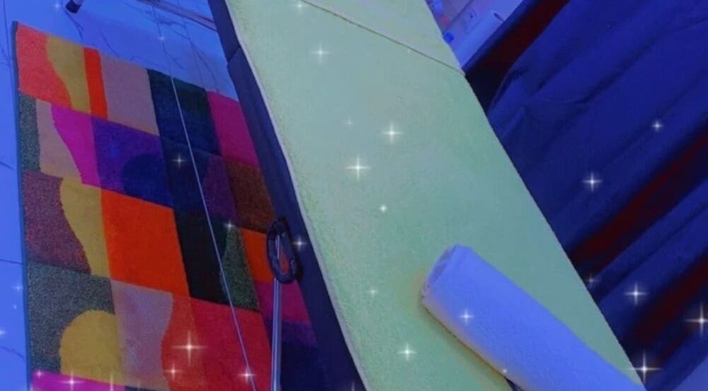 Table de massage étoilée chez Bien être By Malaco, Le Havre, Normandie, FR, sur un tapis coloré.