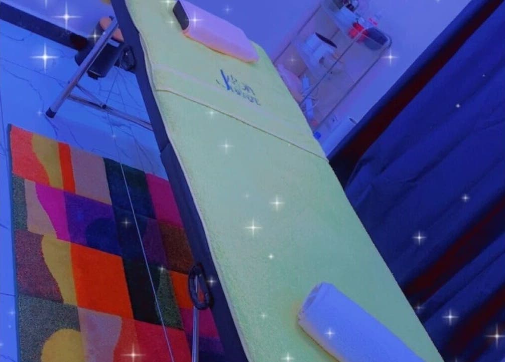 Table de massage chez Bien être By Malaco, Le Havre, Normandie, FR, illuminée d'une douce lumière étoilée.